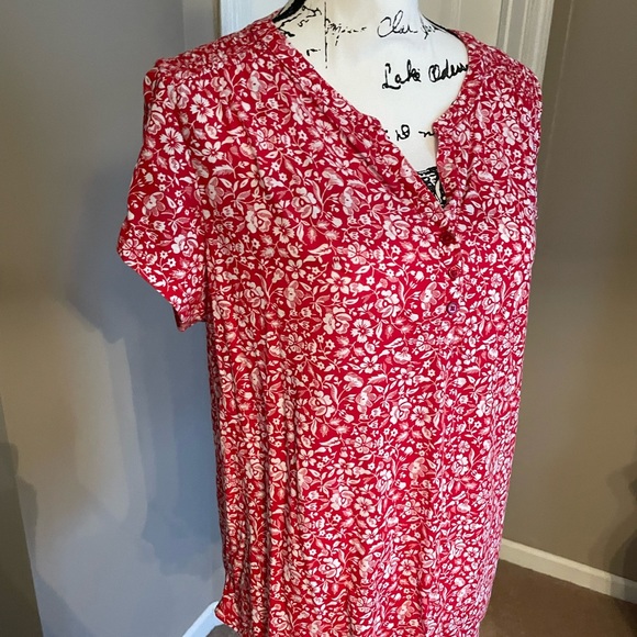 Liz Claiborne Tops - Liz Claiborne cap sleeve red with white flower pattern. Size XL.